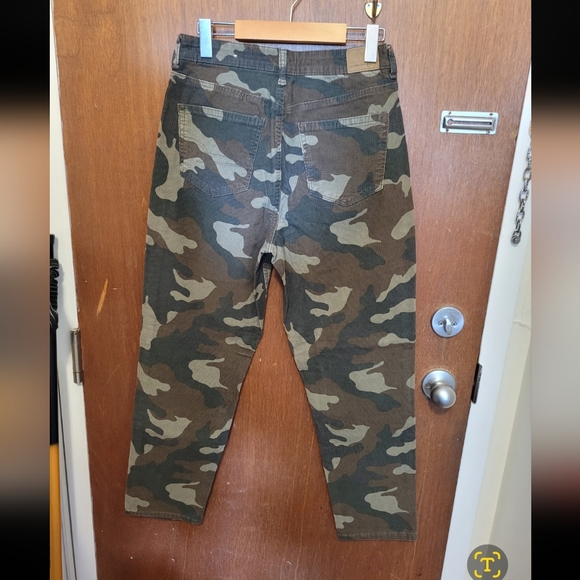 NWOT American Eagle Mom Corduroy Camo Jeans - Picture 5 of 7